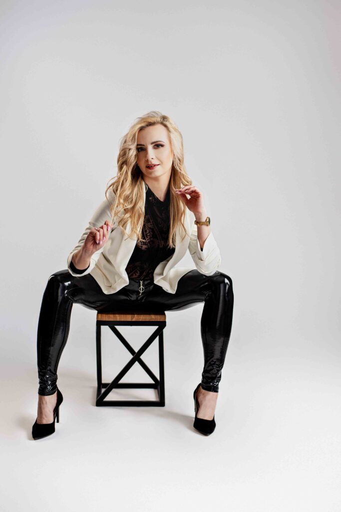 „Chwila intymności i kreatywności w studiu – kobiecość w formie.”