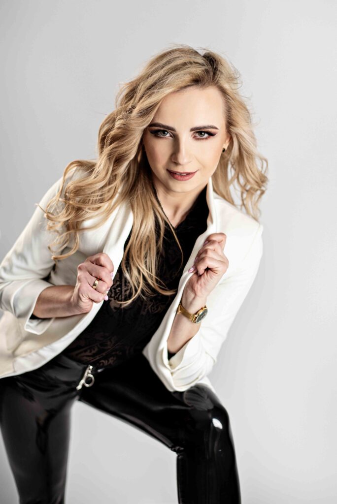 „Chwila intymności i kreatywności w studiu – kobiecość w formie.”