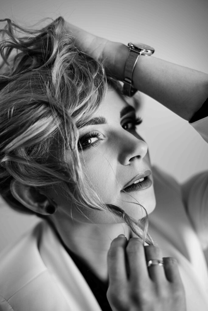 „Chwila intymności i kreatywności w studiu – kobiecość w formie.”