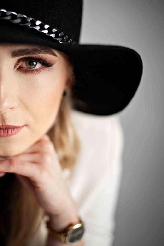 „Chwila intymności i kreatywności w studiu – kobiecość w formie.”