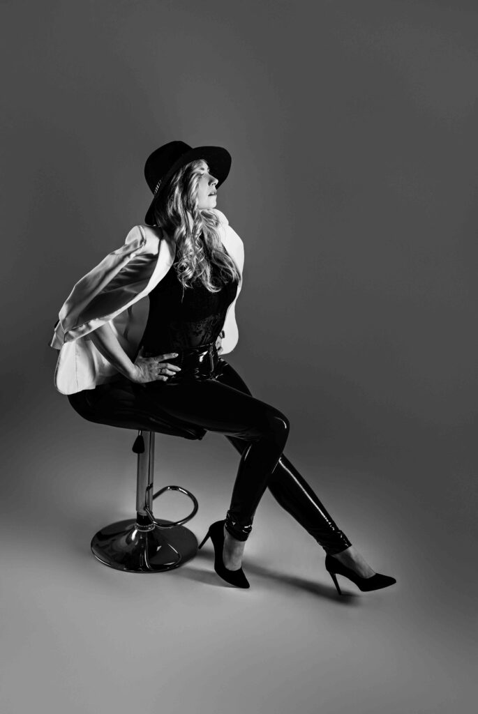 „Chwila intymności i kreatywności w studiu – kobiecość w formie.”