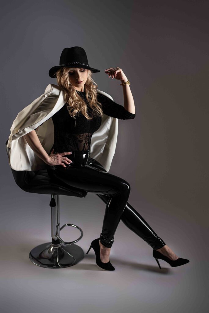 „Chwila intymności i kreatywności w studiu – kobiecość w formie.”