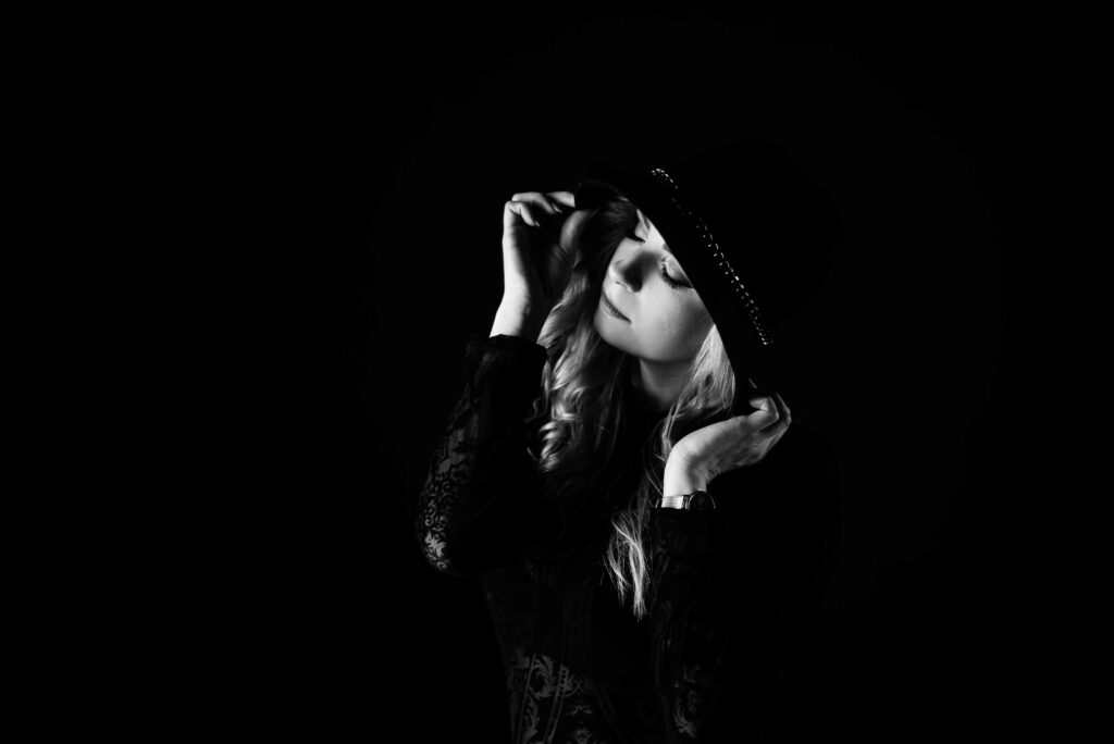 „Chwila intymności i kreatywności w studiu – kobiecość w formie.”