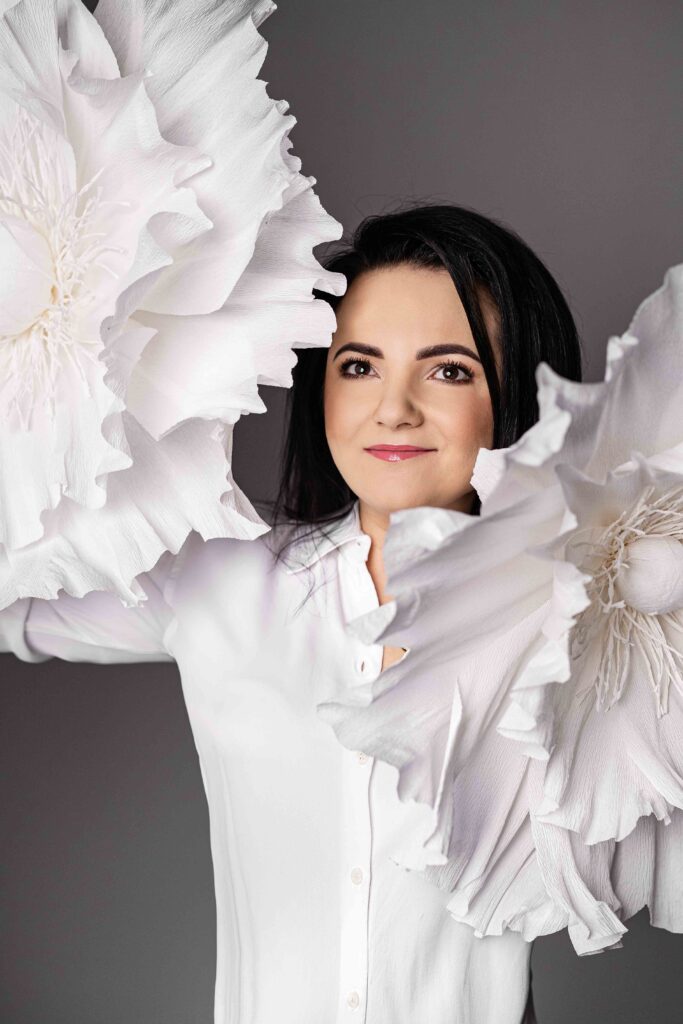 „Chwila intymności i kreatywności w studiu – kobiecość w formie.”