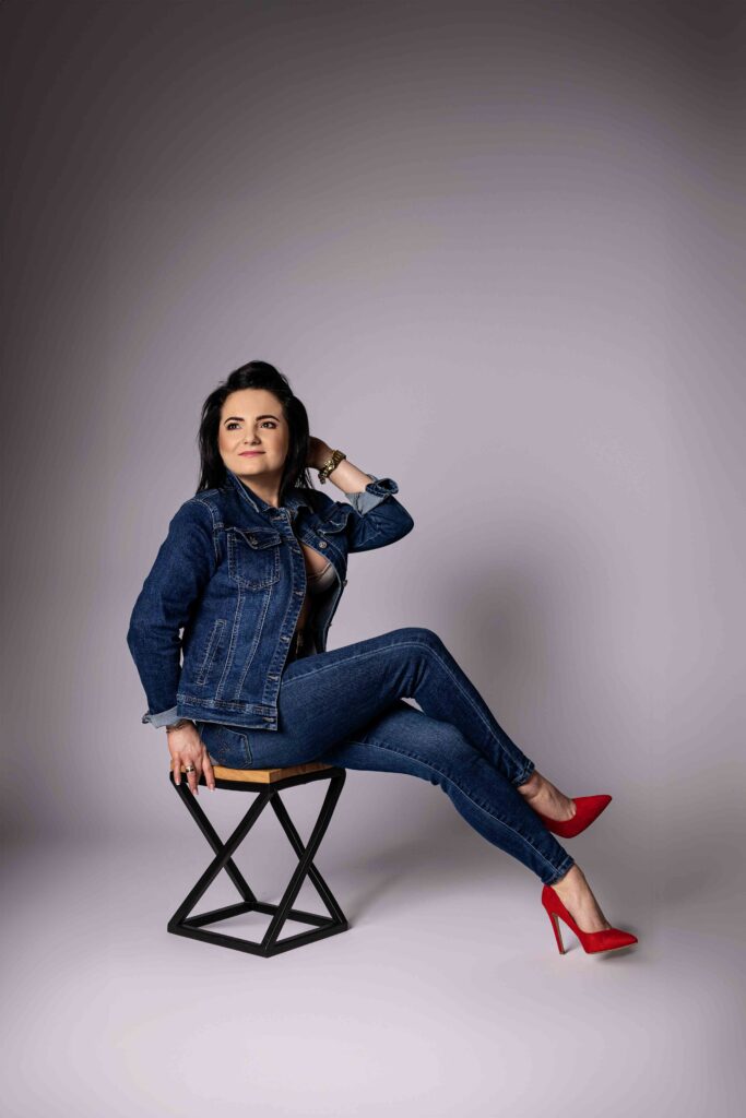 „Chwila intymności i kreatywności w studiu – kobiecość w formie.”