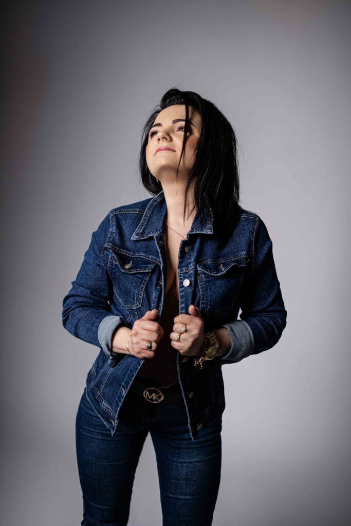 „Chwila intymności i kreatywności w studiu – kobiecość w formie.”