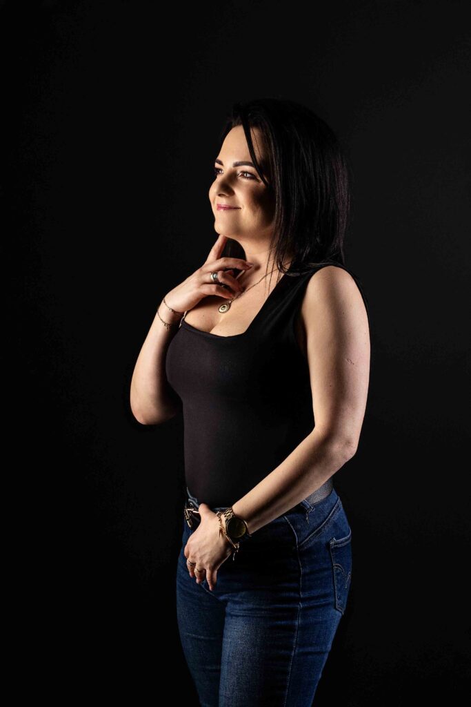 „Chwila intymności i kreatywności w studiu – kobiecość w formie.”