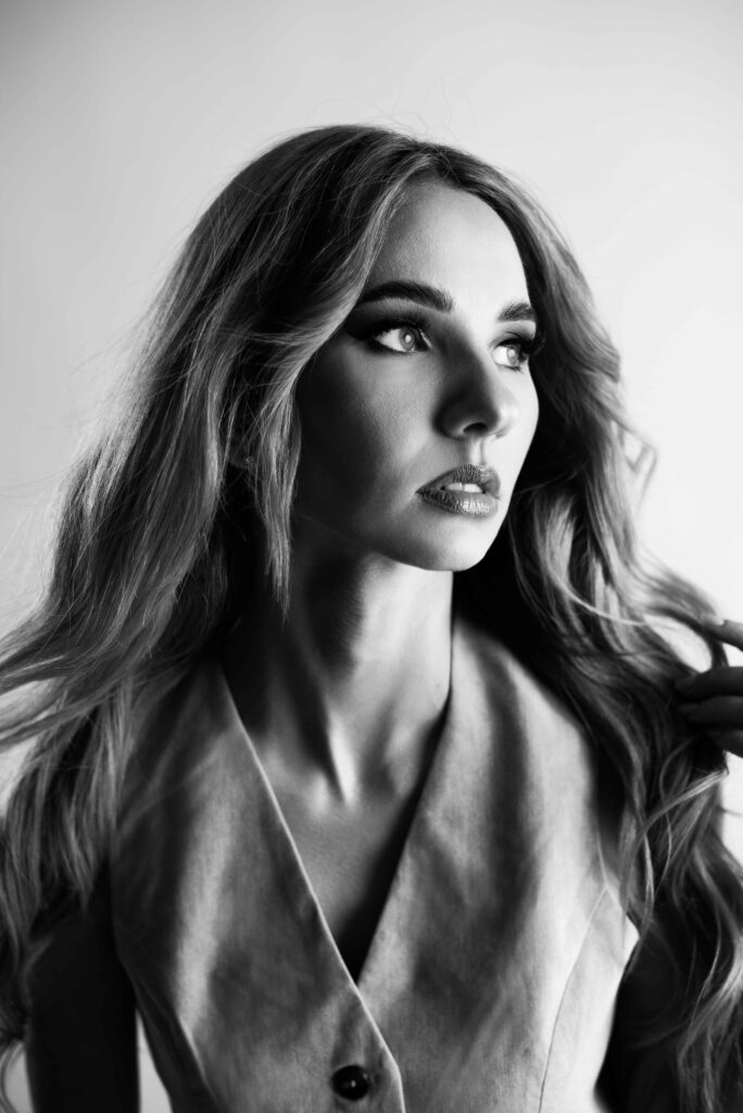 „Chwila intymności i kreatywności w studiu – kobiecość w formie.”