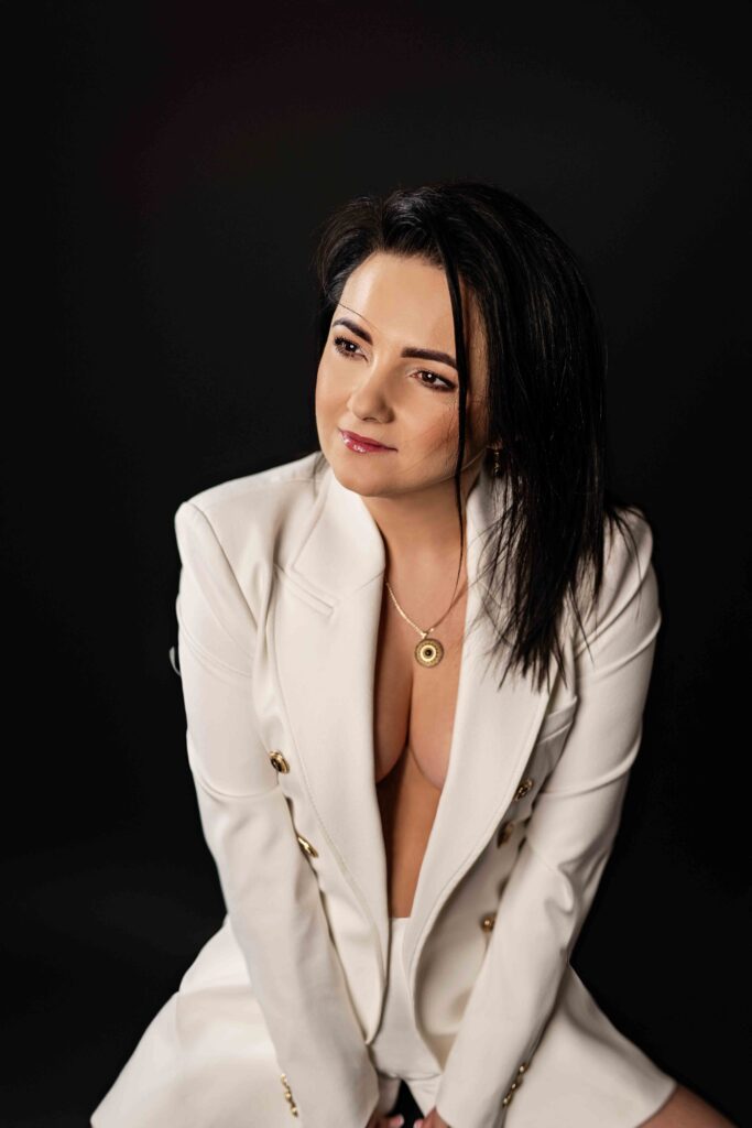 „Chwila intymności i kreatywności w studiu – kobiecość w formie.”