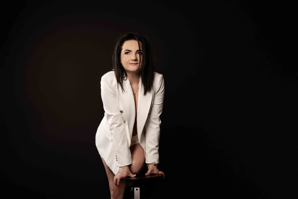 „Chwila intymności i kreatywności w studiu – kobiecość w formie.”