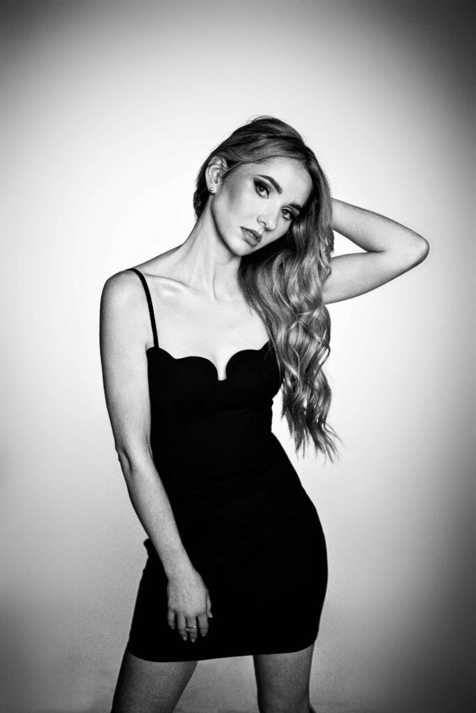 „Chwila intymności i kreatywności w studiu – kobiecość w formie.”