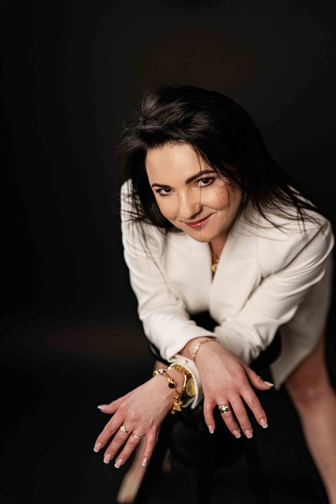 „Chwila intymności i kreatywności w studiu – kobiecość w formie.”