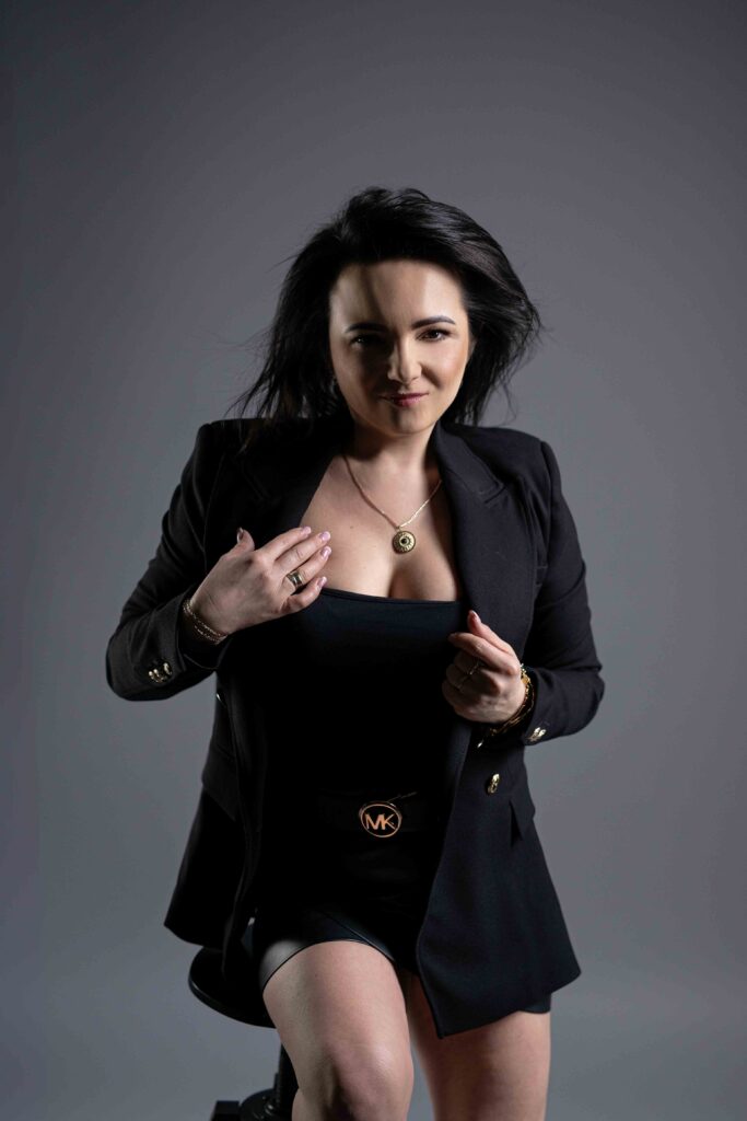 „Chwila intymności i kreatywności w studiu – kobiecość w formie.”