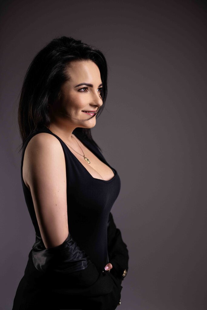 „Chwila intymności i kreatywności w studiu – kobiecość w formie.”