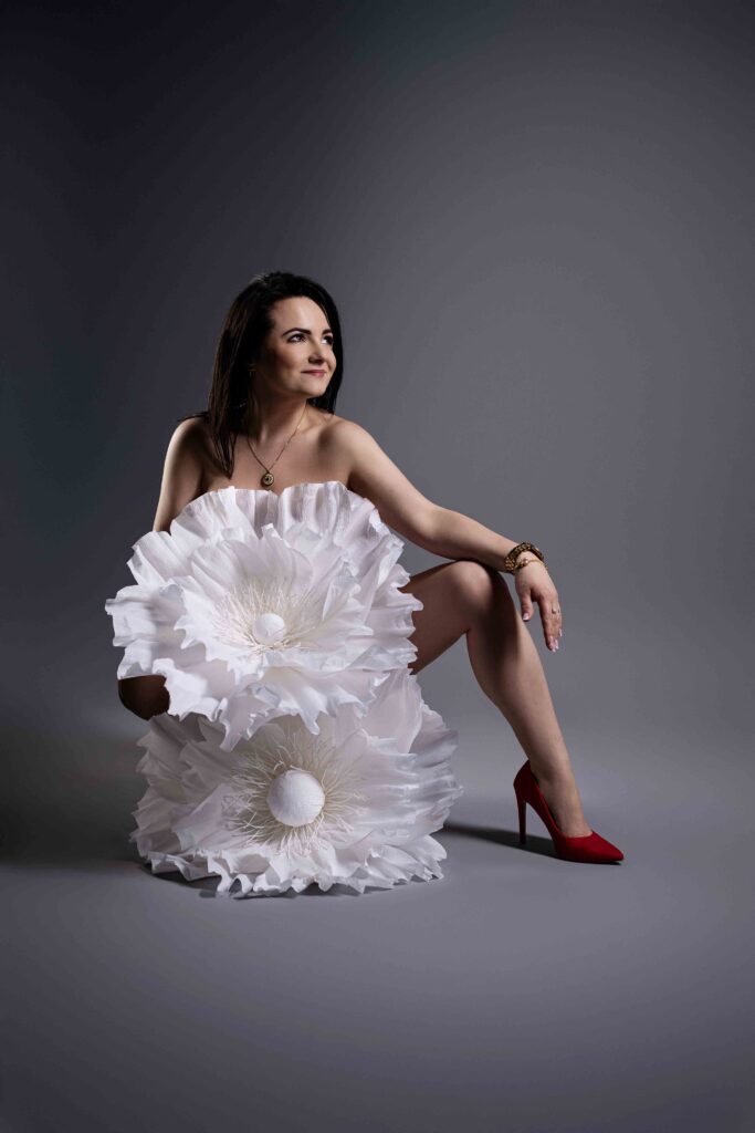 „Chwila intymności i kreatywności w studiu – kobiecość w formie.”