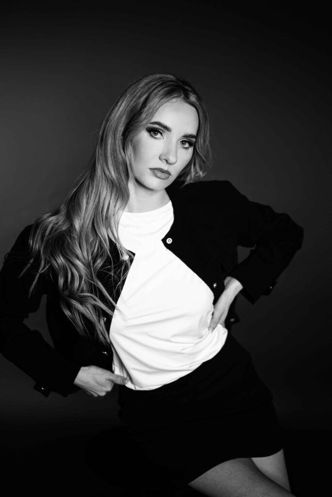 „Chwila intymności i kreatywności w studiu – kobiecość w formie.”