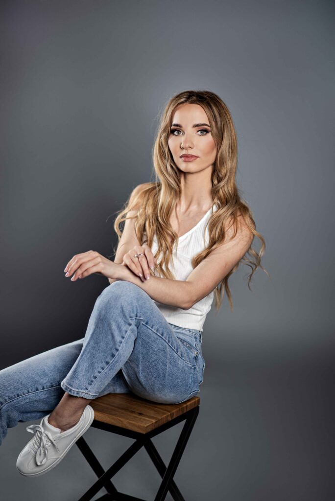 „Chwila intymności i kreatywności w studiu – kobiecość w formie.”