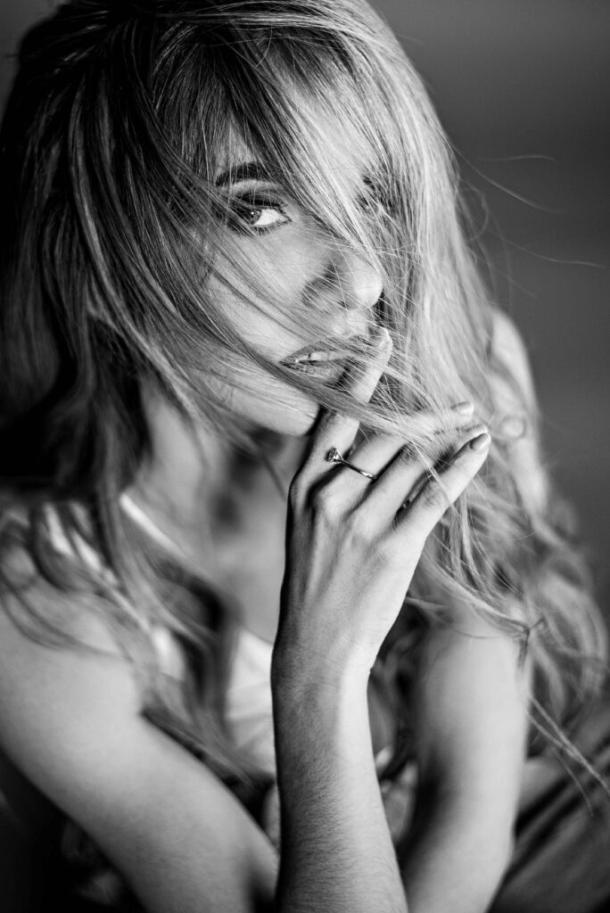 „Chwila intymności i kreatywności w studiu – kobiecość w formie.”